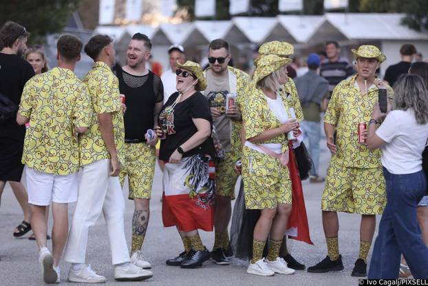 Split: Dolazak posjetitelja na stadion Park Mladeži na kojem započinje Ultra 2025.