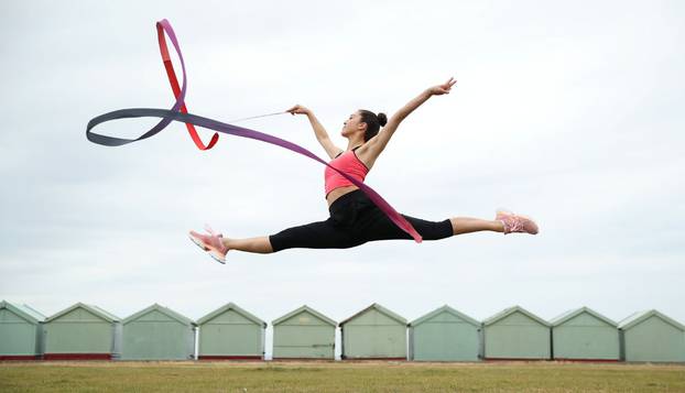 Ritmička gimnastičarka trenira na plaži u Velikoj Britaniji uz znatiželjne poglede prolaznika