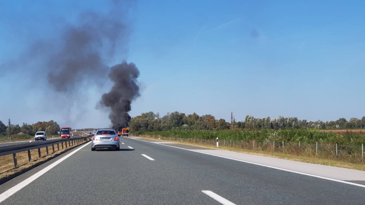 'Vozač je u nevjerici promatrao kako mu vatra guta automobil'