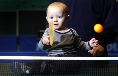 Ima 18 mjeseci, a već rastura ping-pong i hit je na internetu