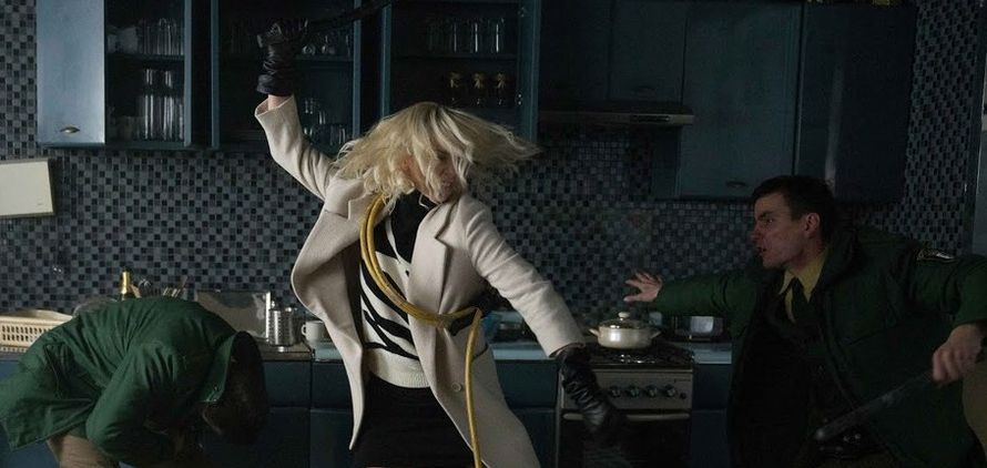 Charlize je akcijska zvijezda: Atomska plavuša slama kosti