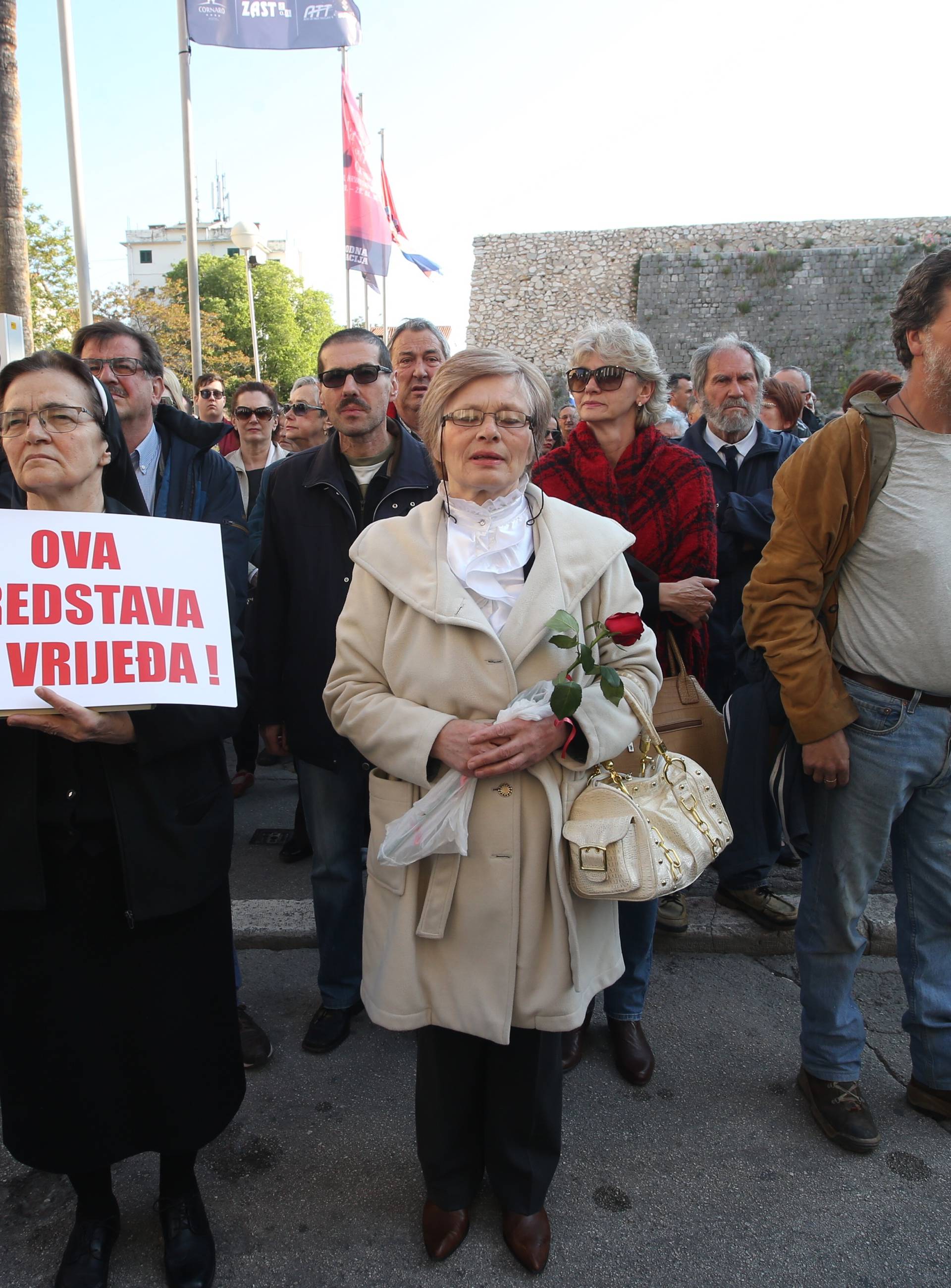 Policija izbacila HSP-ovce koji su ometali Frljićevu predstavu