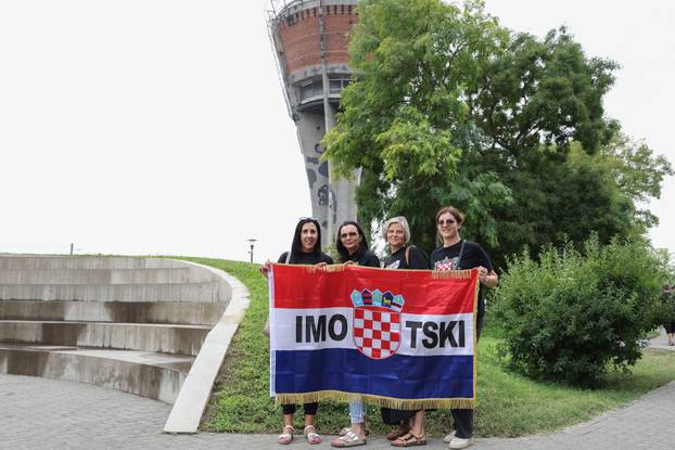Vukovar: Mnogobrojni obožavatelji Thomsona uoči današnjeg koncerta u Vukovaru su dan iskoristili za posjetu Vodotornja