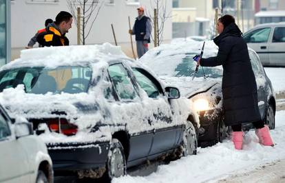 Obilni snijeg u Španjolskoj zatvorio prometnice i luke