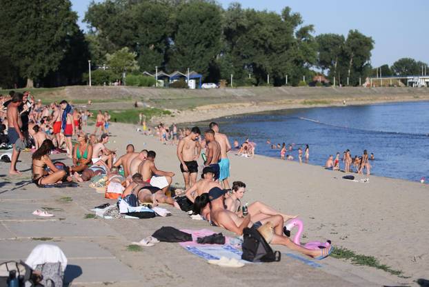Osijek: Osječani pronašli osvježenje kupanjem na Dravi