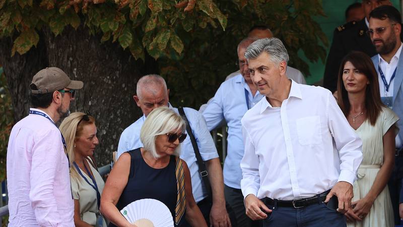 VIDEO Što će reći histerična publika na to? Plenković u Sinju zapjevao veliki Oliverov hit