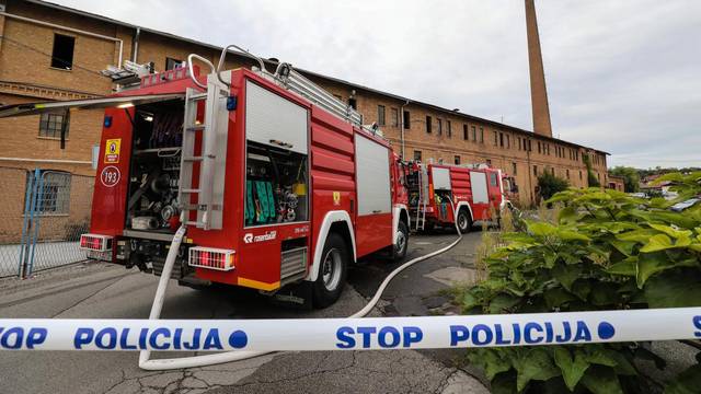 Zagreb: Planuo je krov stare ciglane, vatrogasci na terenu