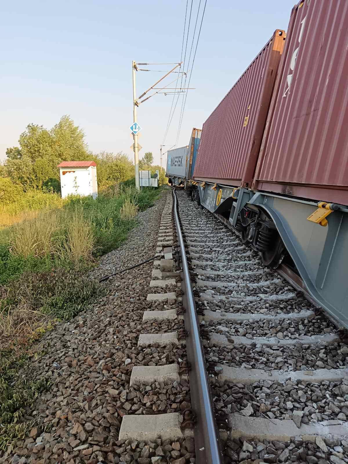 FOTO Nesreća kod Tovarnika: Teretni vlak iskočio s tračnica