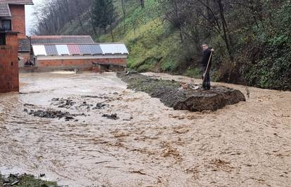 Poplavile ulice u Vidovcima kod Požege: 'Podigli smo sve službe i branit ćemo se koliko možemo'