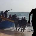 Šokirali turiste: Migranti trčali po plaži, mahali, dobili i vodu