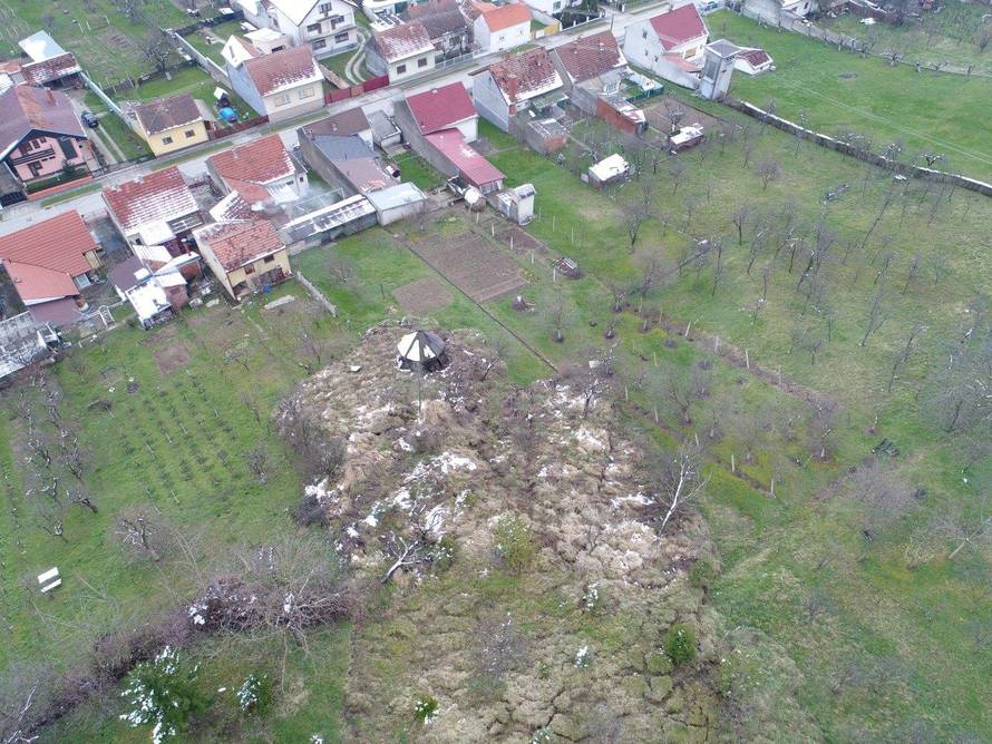 Klizište je uništilo kuću: 'Može krenuti na nas, u strahu smo...'