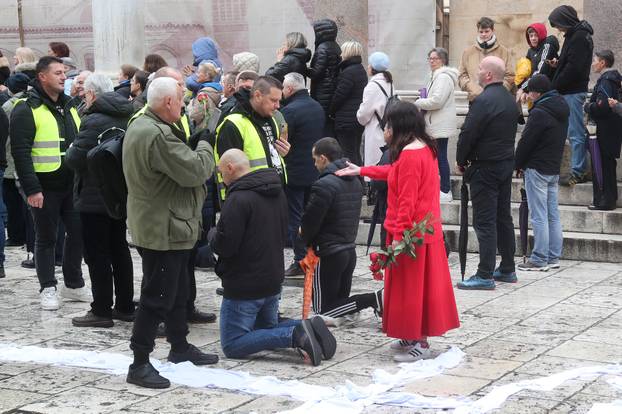 Split: Ana Fridrih Lekić među moliteljima na Peristilu izvela svoj performans