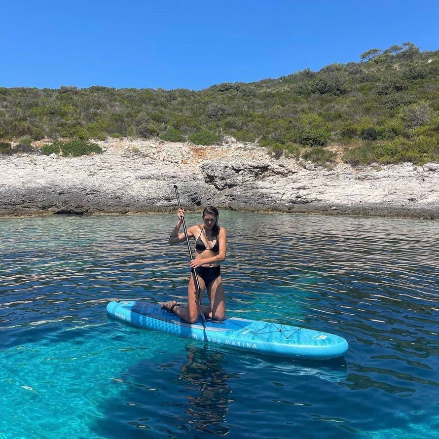 FOTO Blanka Vlašić i dalje uživa u Budimpešti s obitelji: Maleni Mondo se zabavljao u fontani