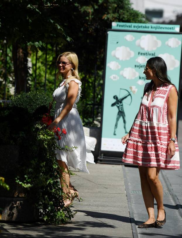 Zagreb: Ana Šikić, bivša supruga Zorana Mamića, s prijateljicom prošetala gradom
