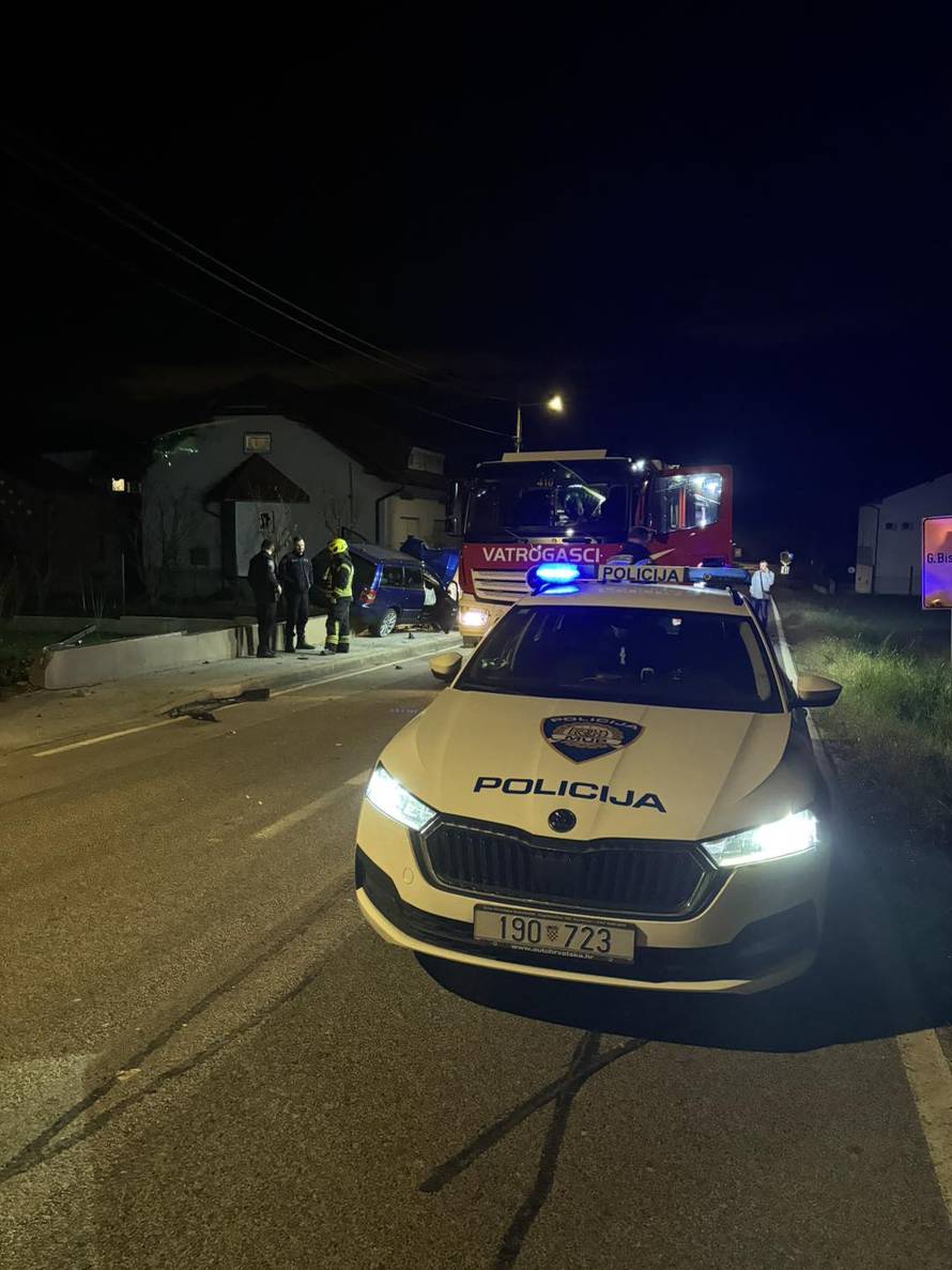 FOTO Teška nesreća u Donjoj Bistri: Vozač (19) i suvozač (18) ozlijeđeni. Auto se zabio u stup