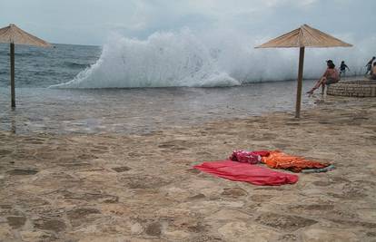 Ogromni valovi iznenadili su kupače na plaži kod Poreča