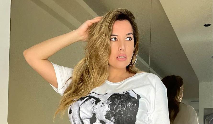 Nives Celzijus u halterima na grudi stavila dva Hajdukova igrača u strasnom poljupcu