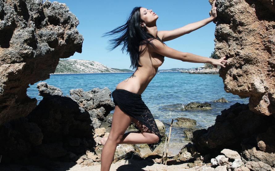 Prava je bomba! Laura ne voli plastične operacije i sluša rock