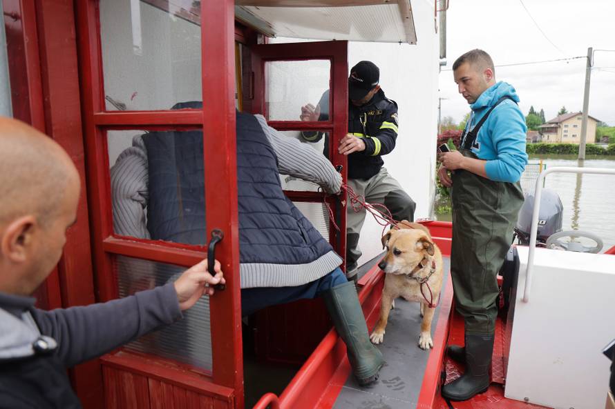 Karlovac: Vatrogasci i Crveni križ dostavljaju kruh građanima koji su u svojim kućama