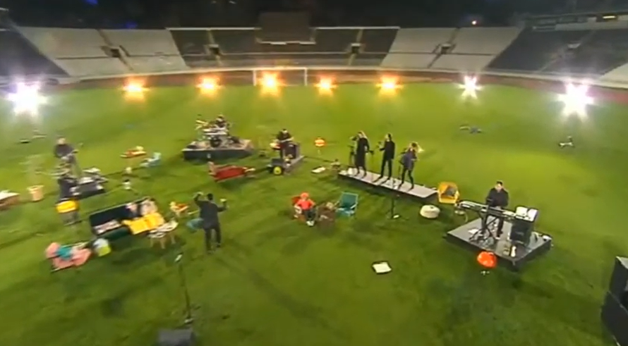 Bez publike na stadionu: Čitala je želje obožavatelja pa pjevala