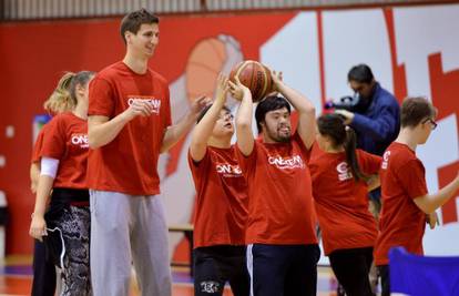 Zubčić i Gordić uz oboljele od Downa na treningu Cedevite...