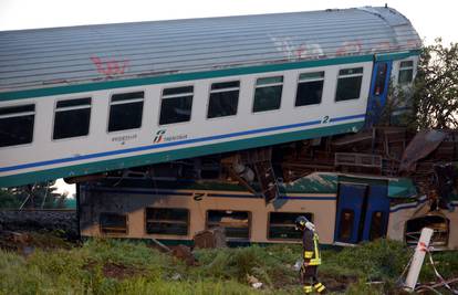 Vlak naletio na kamion: Dvoje ljudi poginulo, 18 ozlijeđenih...
