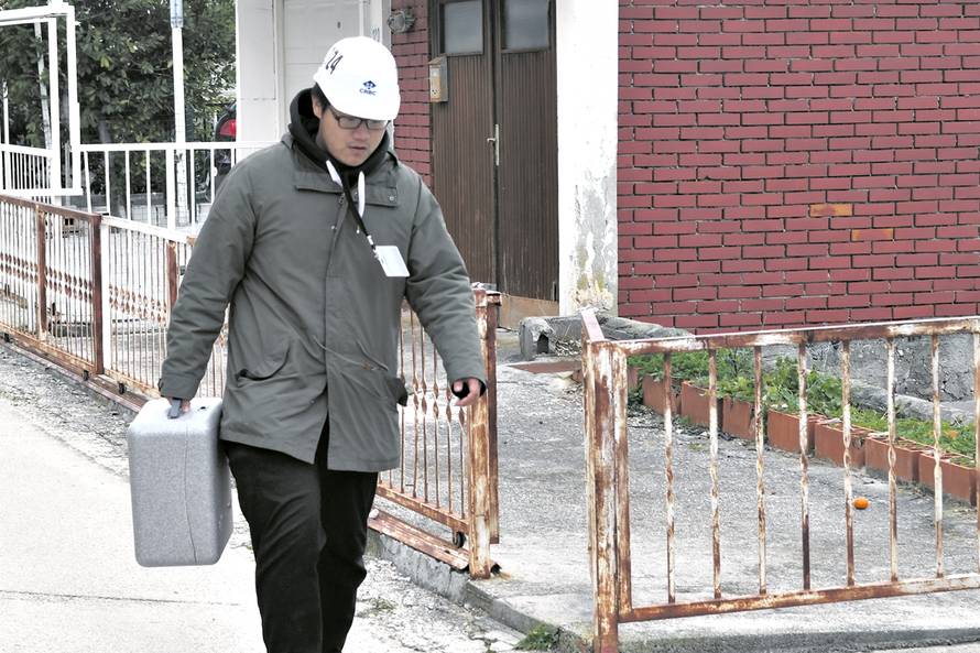 Kinezi se udomaćili u Komarni, s mještanima igraju i košarku