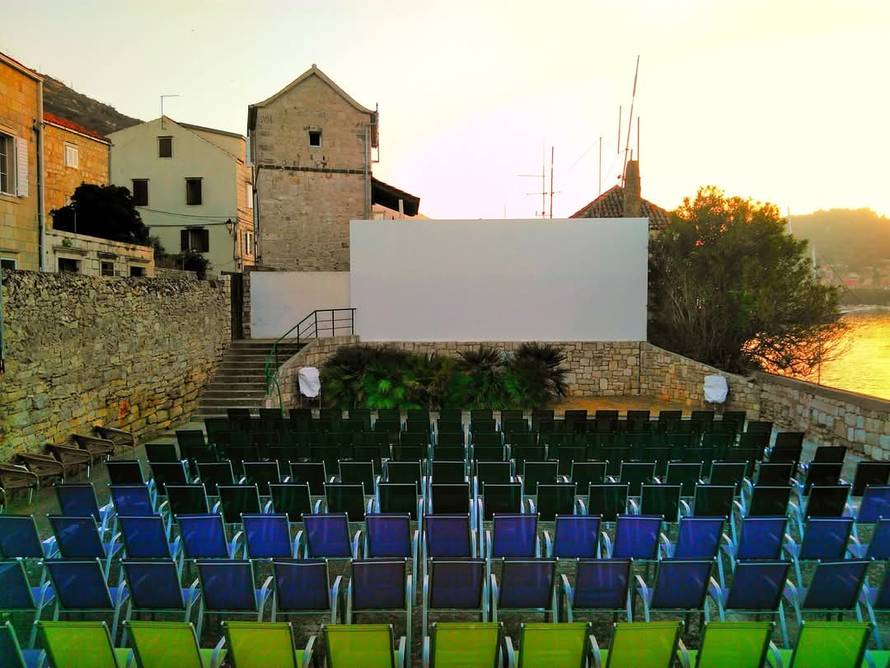 Prvi Vis Jazz festival u  Ljetnom kinu 'Hrid' sa spektakularnim pogledom na višku uvalu