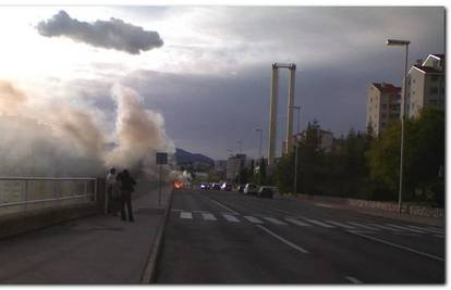 Rijeka: Automobil se zapalio u vožnji i izgorio