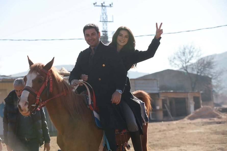 Tko je zvijezda sapunice 'Daleki grad': Ljubi kolegu na daljinu, a glumu nije uspjela upisati...