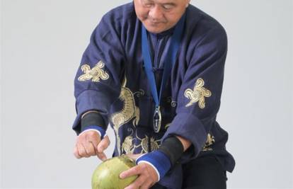 Prst mu je tajno oružje; njime buši kokosove orahe