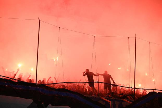 Atmosfera na tribinama tijekom utakmice Dinama i Vikinga u play-offu za ulazak u UEFA Ligu prvaka
