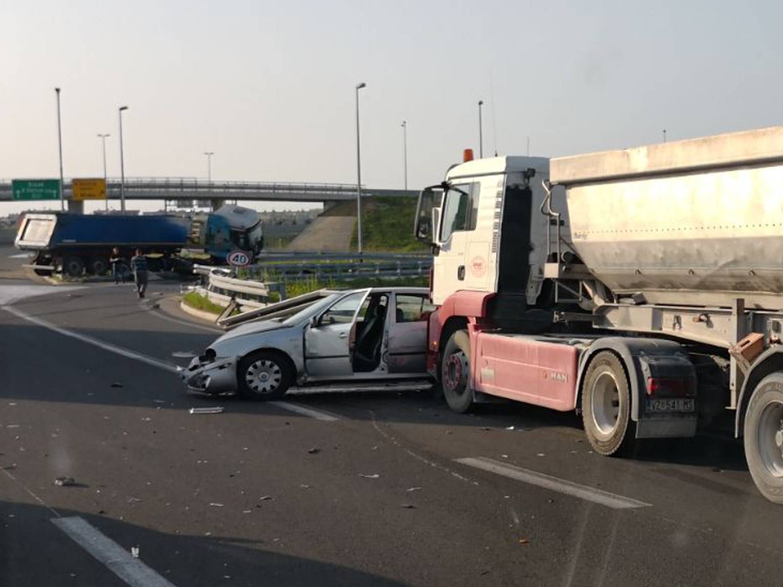 Nesreća kod čvora Veliko Polje: Sudarila se dva tegljača i auto