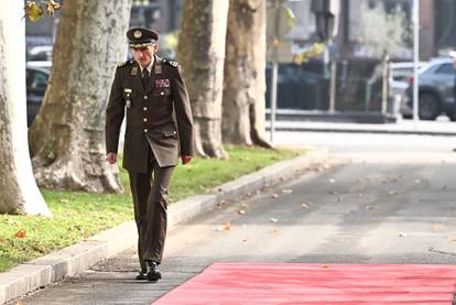 FOTO S crvenog tepiha micali list po list, Milanovića čuvali specijalci s antidron puškama