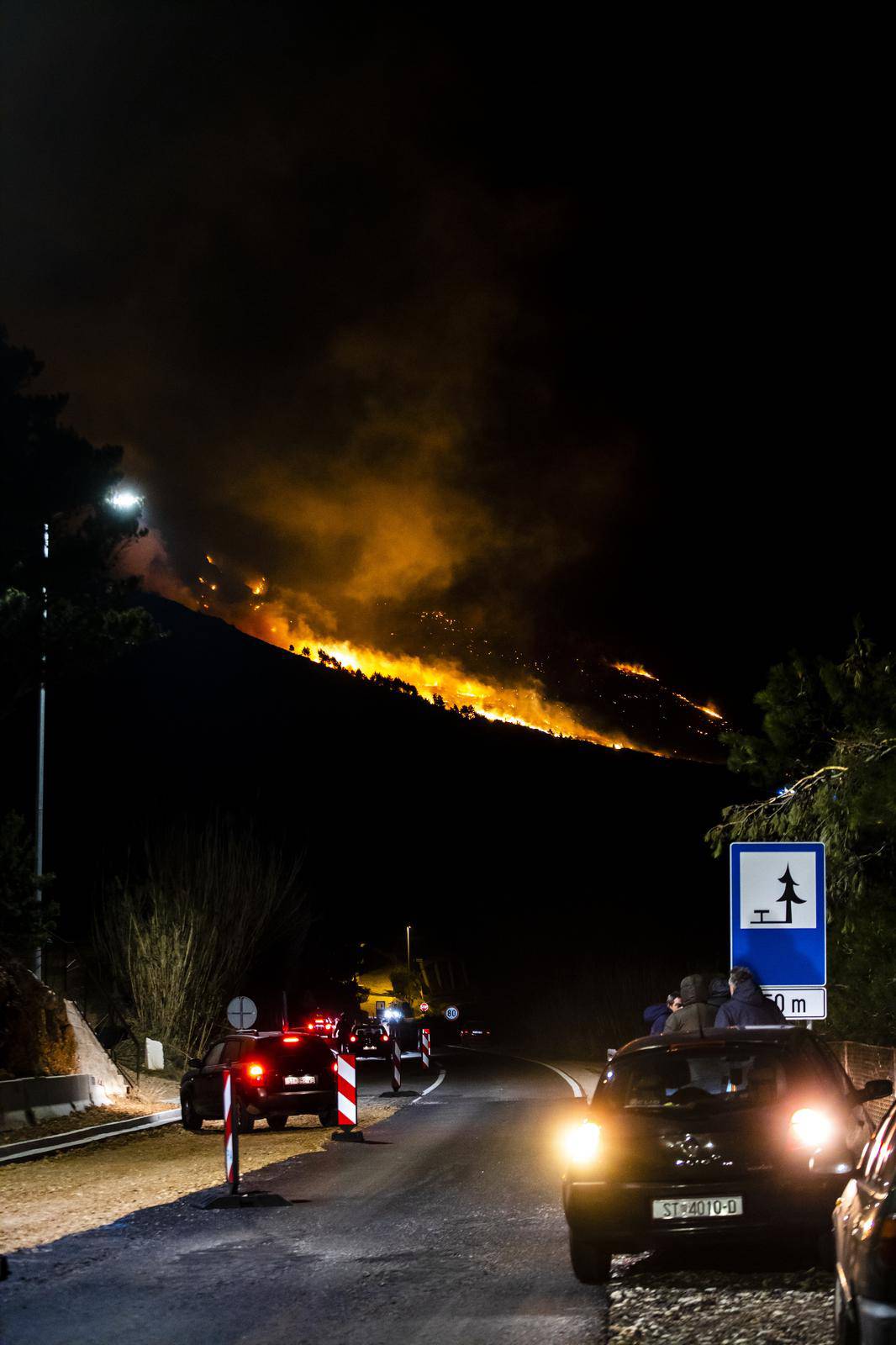 Velik požar planuo je u Lokvi Rogoznici te se širi nošen jakom burom