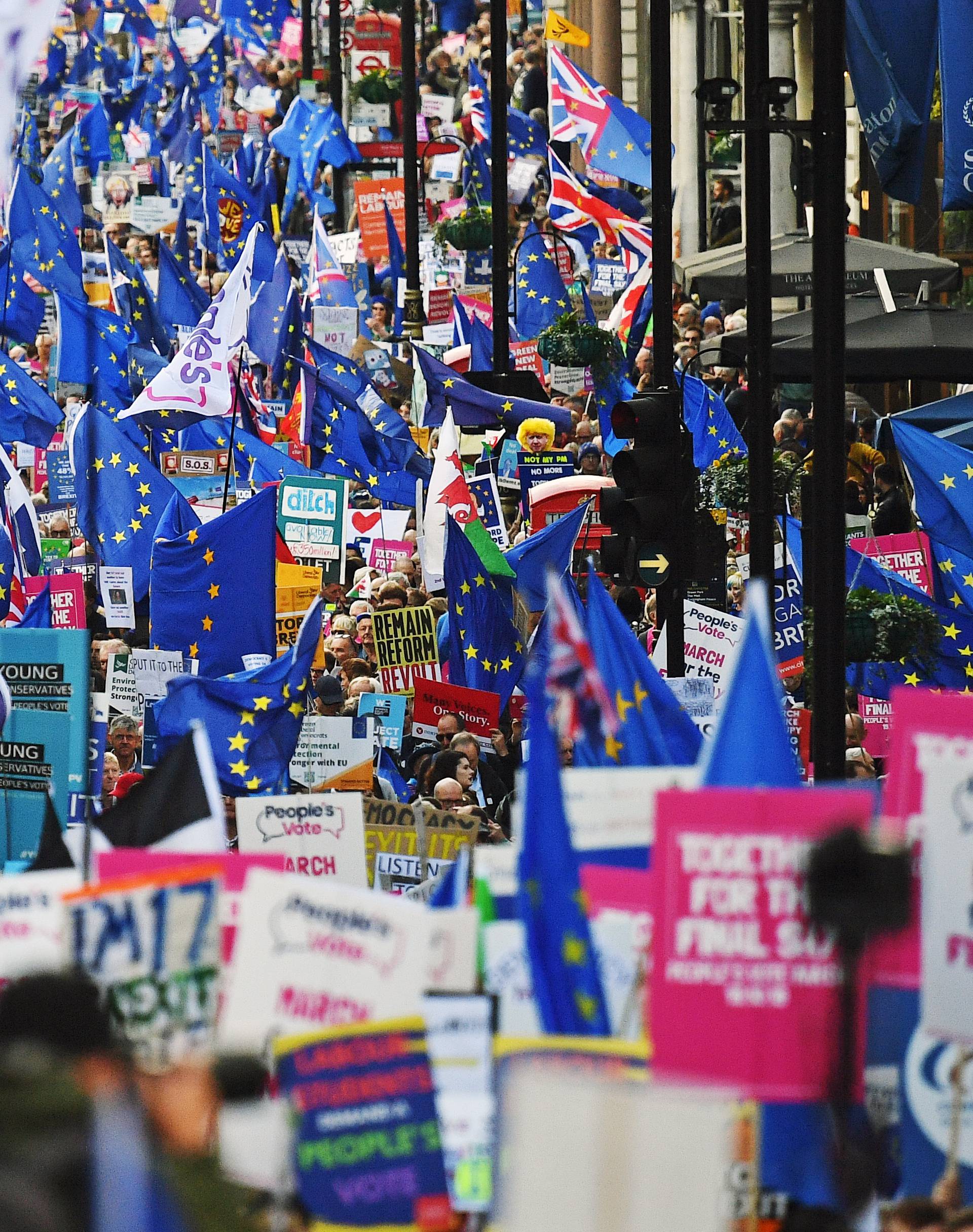 Desetine tisuća na ulicama Londona, žele novi referendum