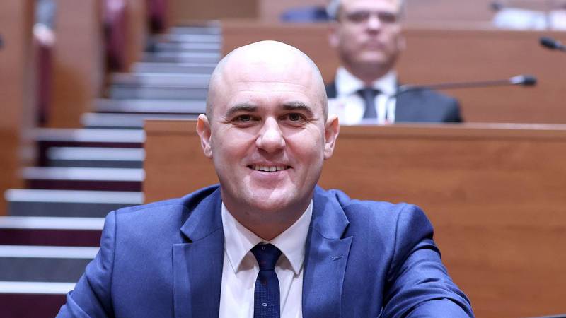 Josip Dabro objavio post o ilegalnim migrantima, spominje pucanje i policijsko prebijanje