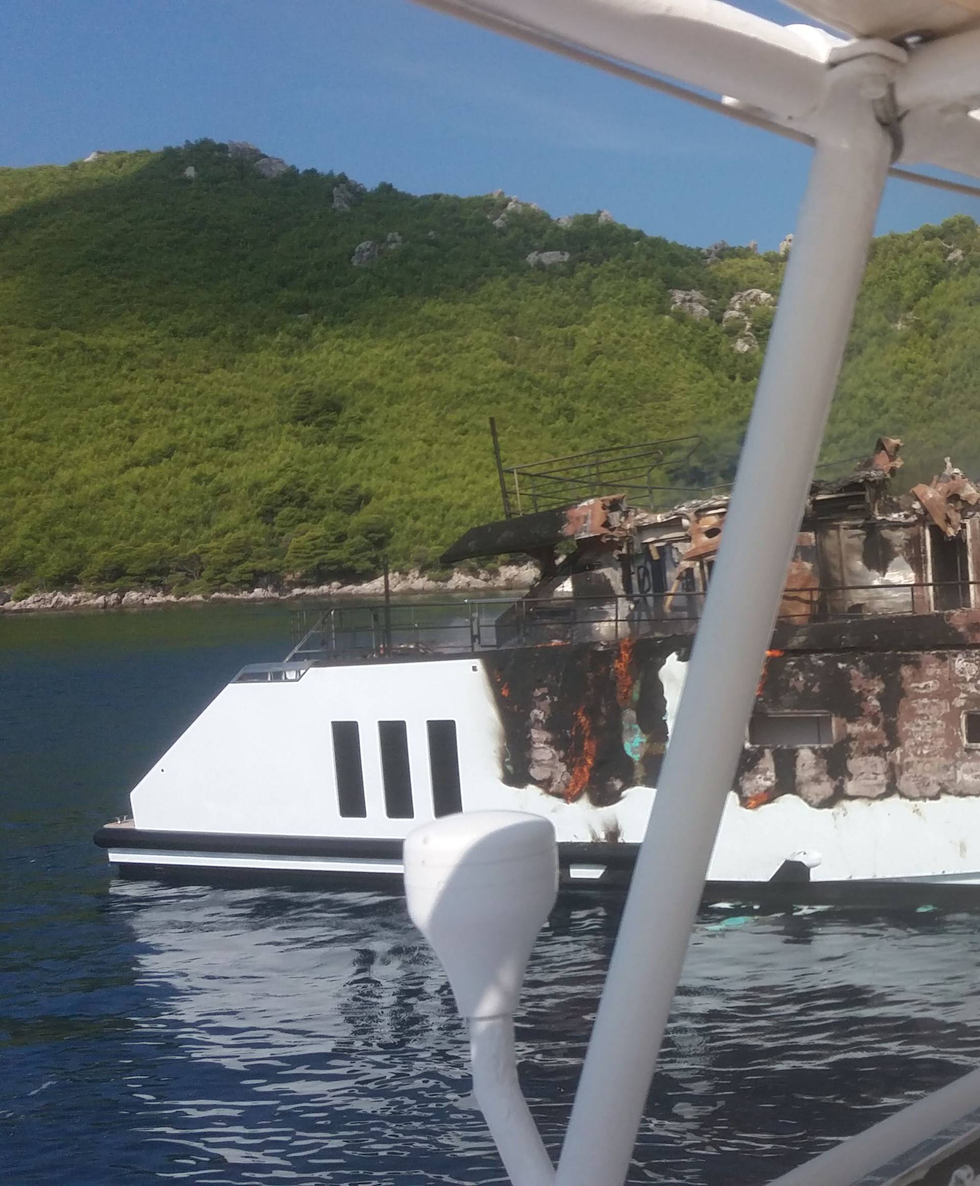 Pogledajte video: Planula jahta kod Dubrovnika, spasili 13 ljudi