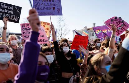 Tisuće žena izašlo na ulice Istanbula: Nećemo odustati, želimo natrag svoju slobodu!