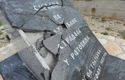 Knin: Vandali razbili spomenik srpskim stradalnicima iz rata
