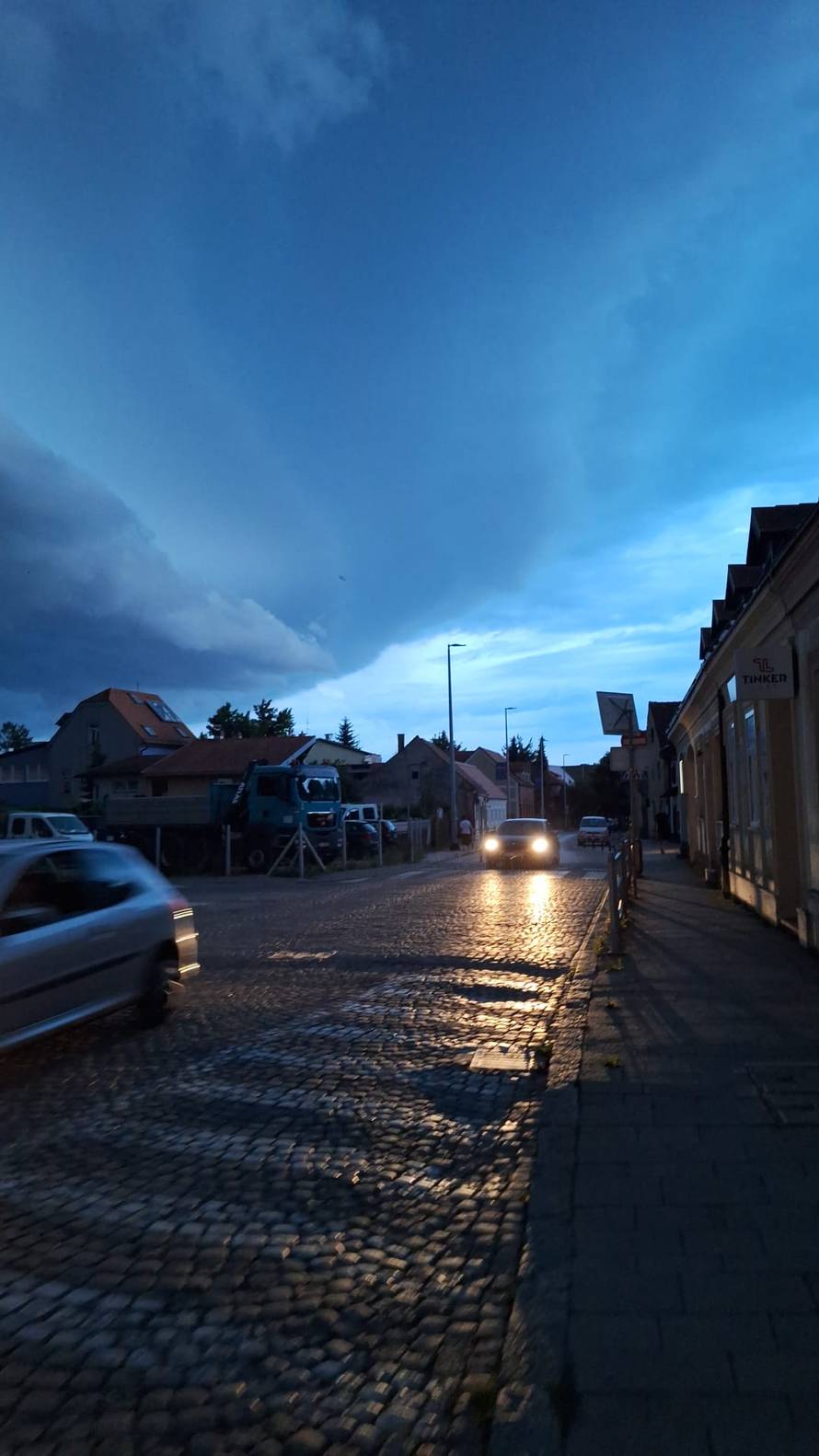 FOTO Crni oblaci zamračili nebo nad Zagrebom: 'Snažan vjetar mi je sve razbacao na balkonu'