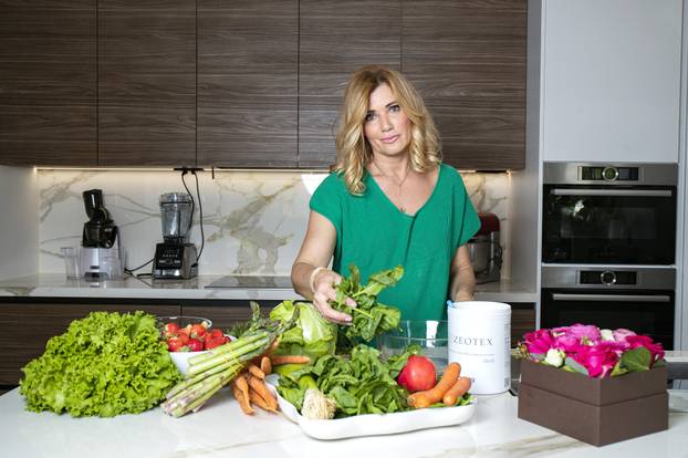 Zagreb: Vanja Horvat u svojoj kuhinjii pokazuje primjenu zeolita