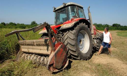 Traktor proklizao na skliskom terenu, preminuo vozač (57)