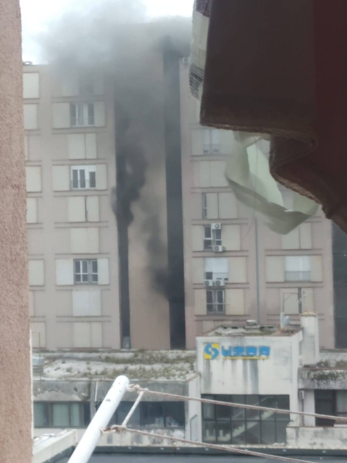 Buktinja u Splitu: Izgorjeli stanovi, petero ozlijeđenih
