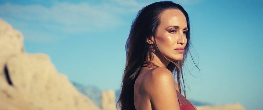 Feminnem novom pjesmom 'Ljubav zna kako se mostovi grade' dira u srca publike