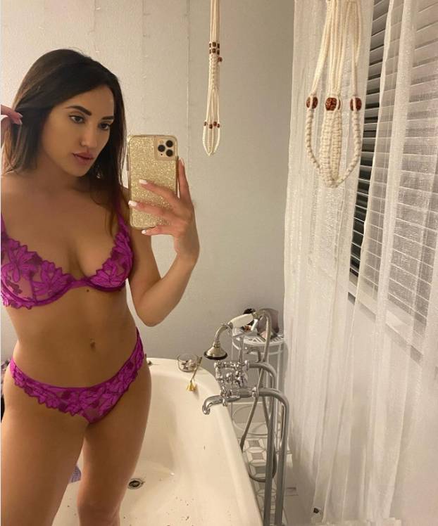 FOTO Chloe obožava vježbati yogu gola. Vježba  sama, ali i u društvu: 'Izazov za tijelo i um...'