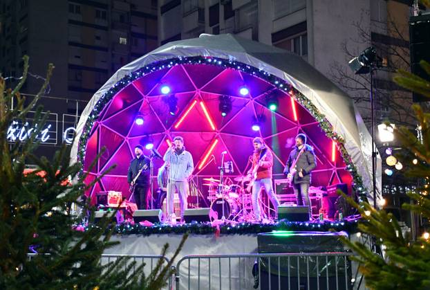 FOTO U Slavonskom Brodu zapaljena 3. adventska svijeća