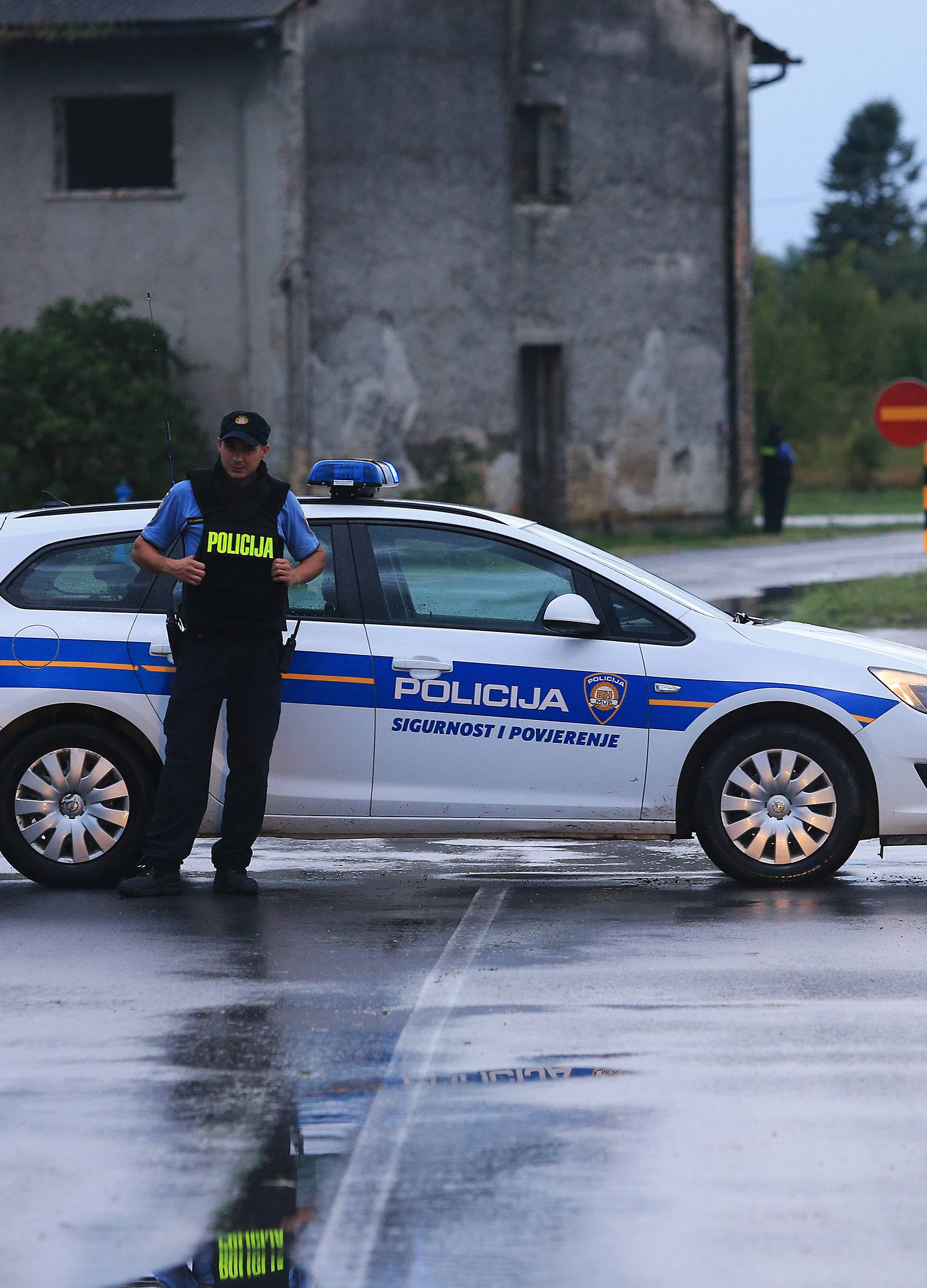 Muškarac je pucao na policiju pa se zabarikadirao u stan