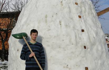 Petrinjac Anton napravio 'snješka' od pet metara