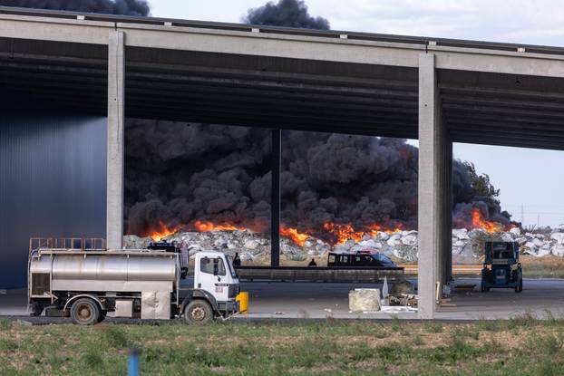 Osijek: Usporeno je širenje velikog požara u osječkoj tvrtki za preradu plastike "Drava International"